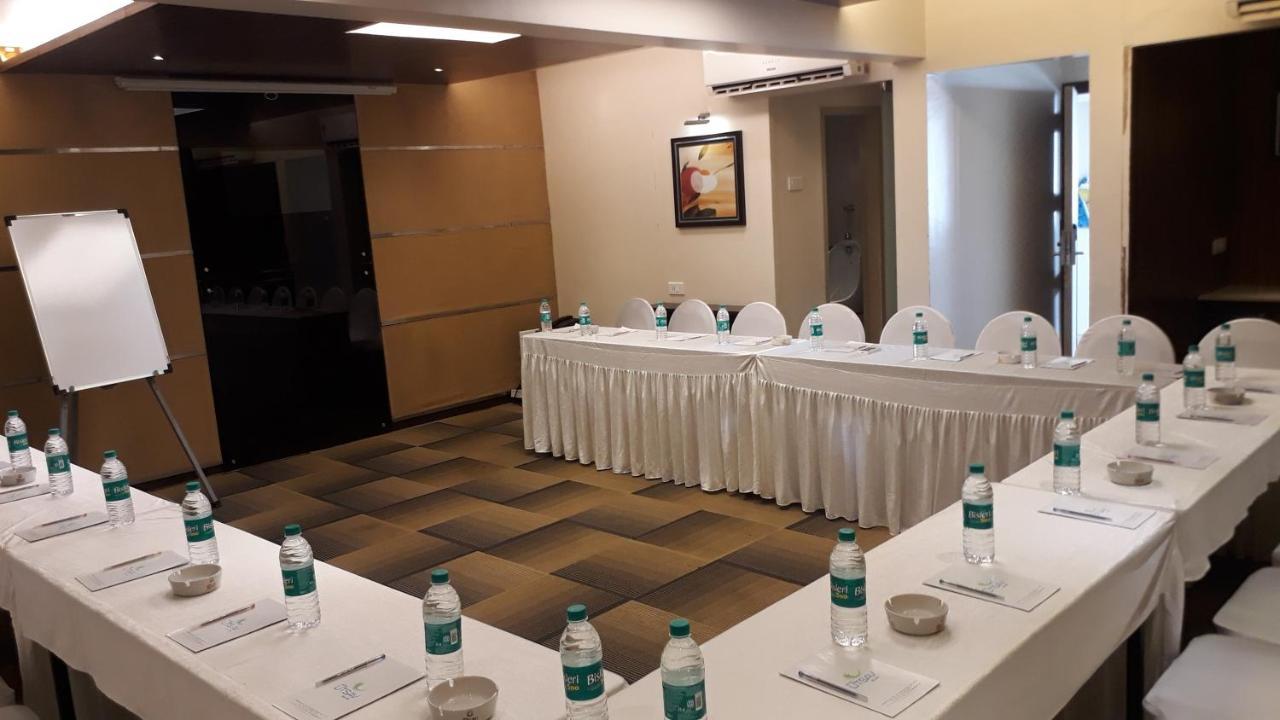 Hotel Utsav Deluxe Pune Luaran gambar
