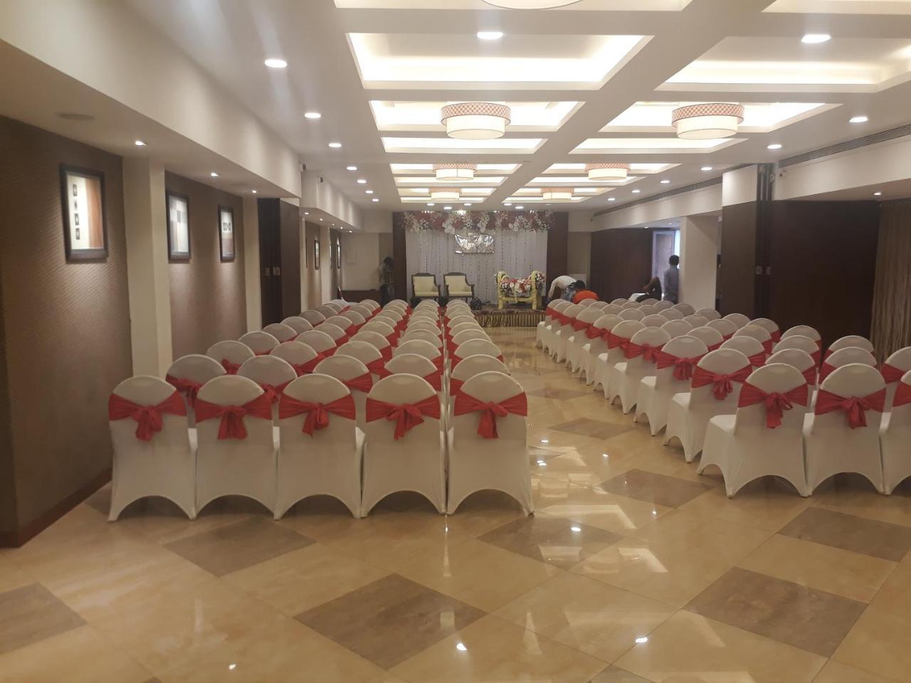 Hotel Utsav Deluxe Pune Luaran gambar